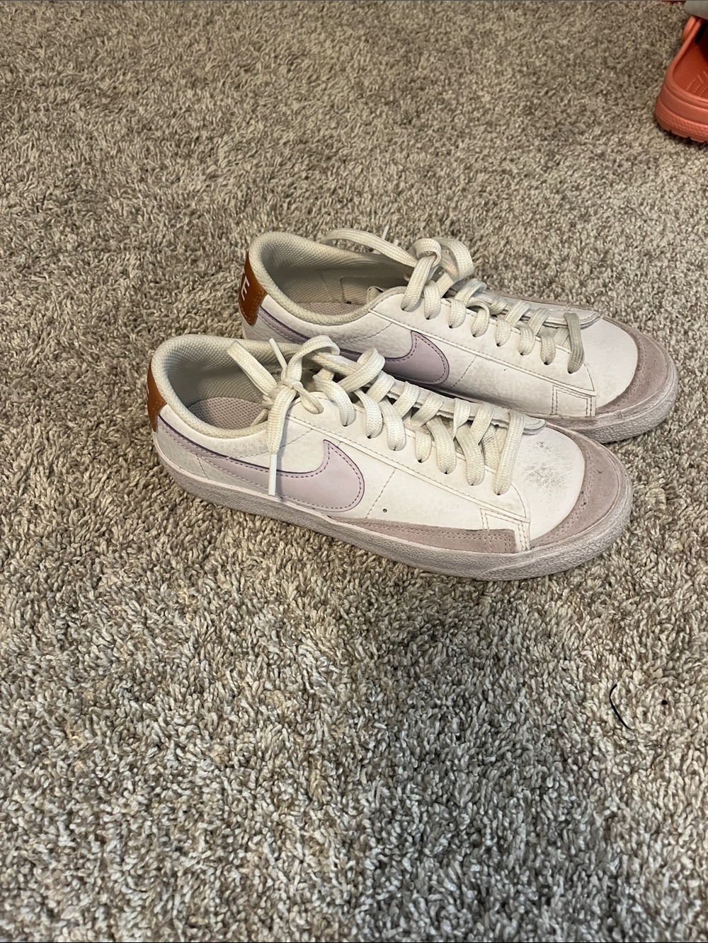 Nike Low-Top Sneakers in Cream, Light Pink & Tan Heel